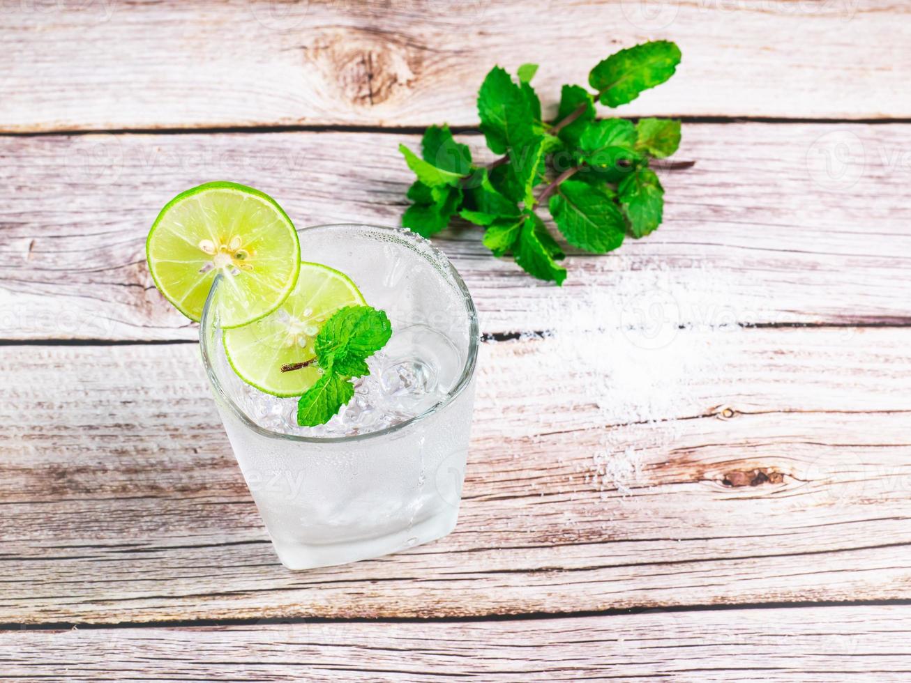 lemon soda cold drink Lemon juice with soda on ice Garnished with sliced lemons to garnish. Apply lemon juice and salt to the mouth of the glass. Garnish with mint leaves above. as a drink photo