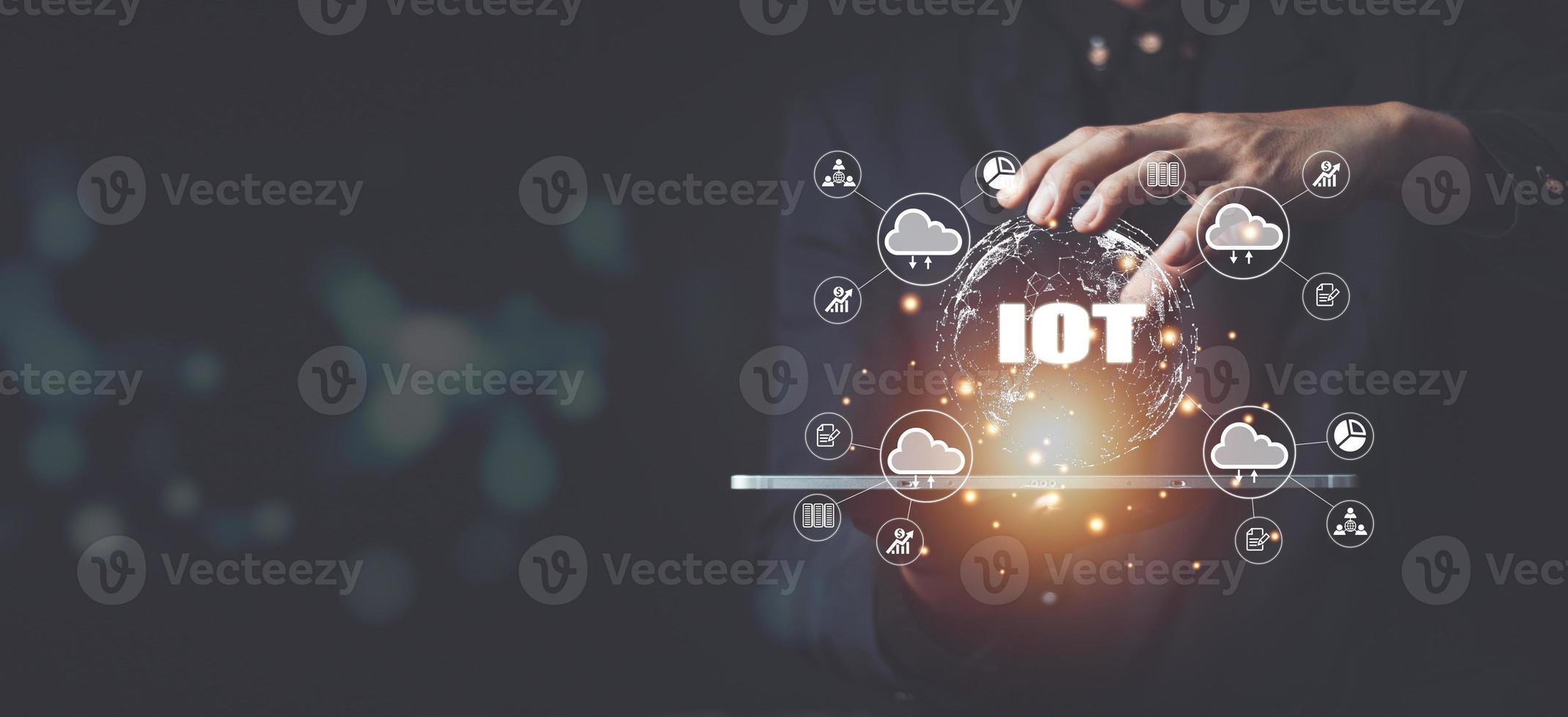 la mano de un hombre de negocios muestra un diagrama de bloques de Internet de las cosas. nuevas tecnologías y estrategias de procesos de negocio, automatización de operaciones, gestión de servicio al cliente, computación en la nube. foto