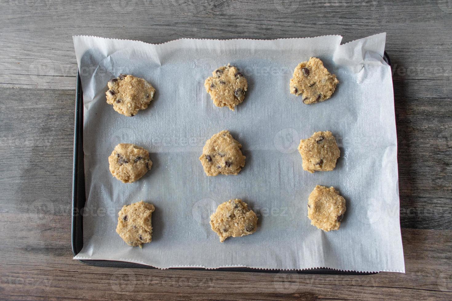 galletas de avena caseras crudas sin hornear en una bandeja para hornear plana foto