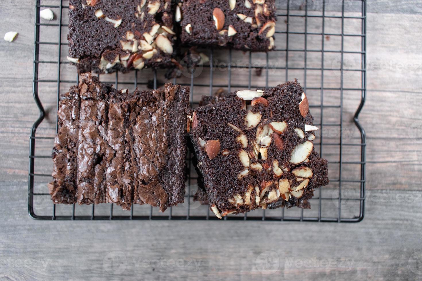 cuadrados de brownie caseros en rodajas con almendras planas foto