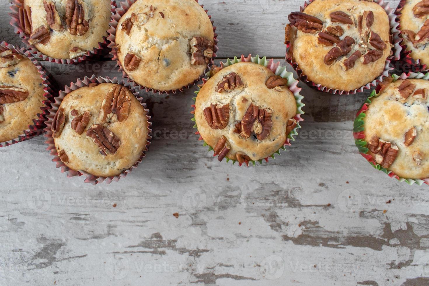 grupo de muffins de arándanos horneados cubiertos con nueces con espacio para copiar foto