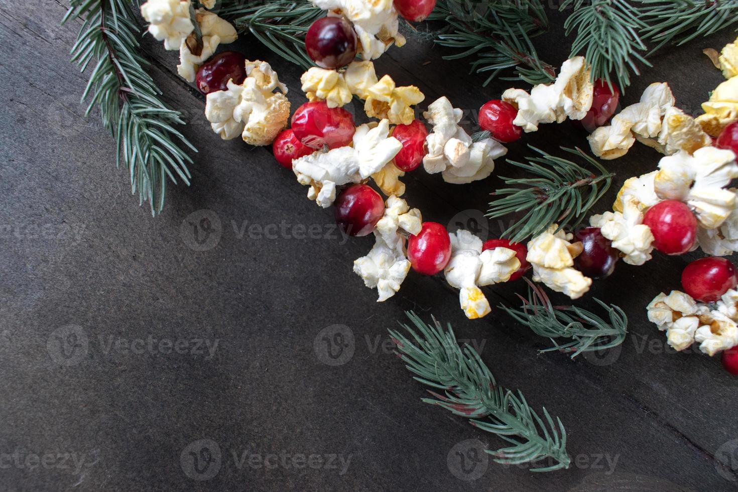 guirnalda navideña de arándanos rojos y palomitas de maíz con espacio de copia foto