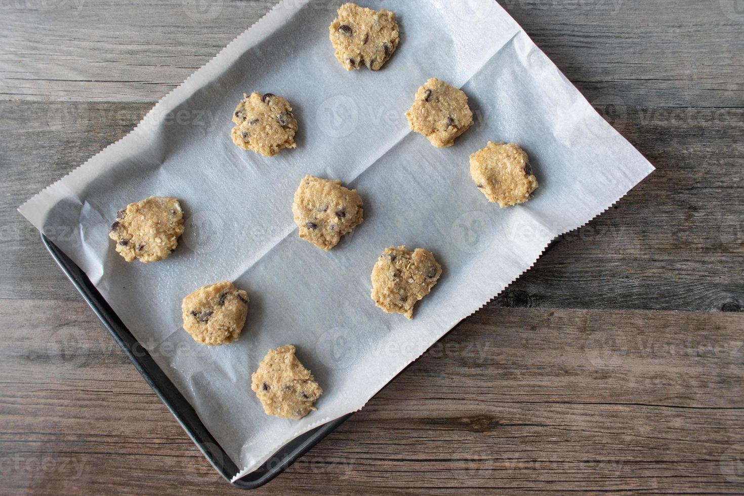 galletas de avena caseras crudas sin hornear en una bandeja para hornear plana foto