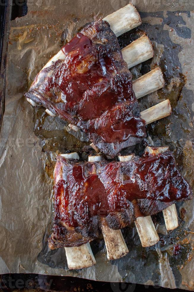 costillas de ternera con salsa barbacoa en una bandeja para hornear plana foto