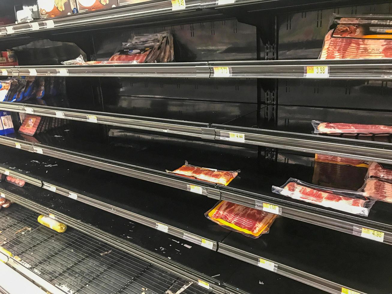 estados unidos, marzo de 2020 - estantes de carne de tocino casi vacíos en la tienda de comestibles durante covid-19 foto