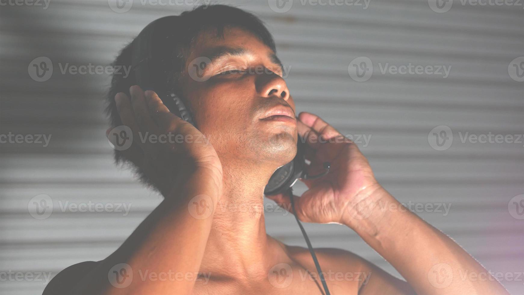 hombres asiáticos escuchando música en relajación foto