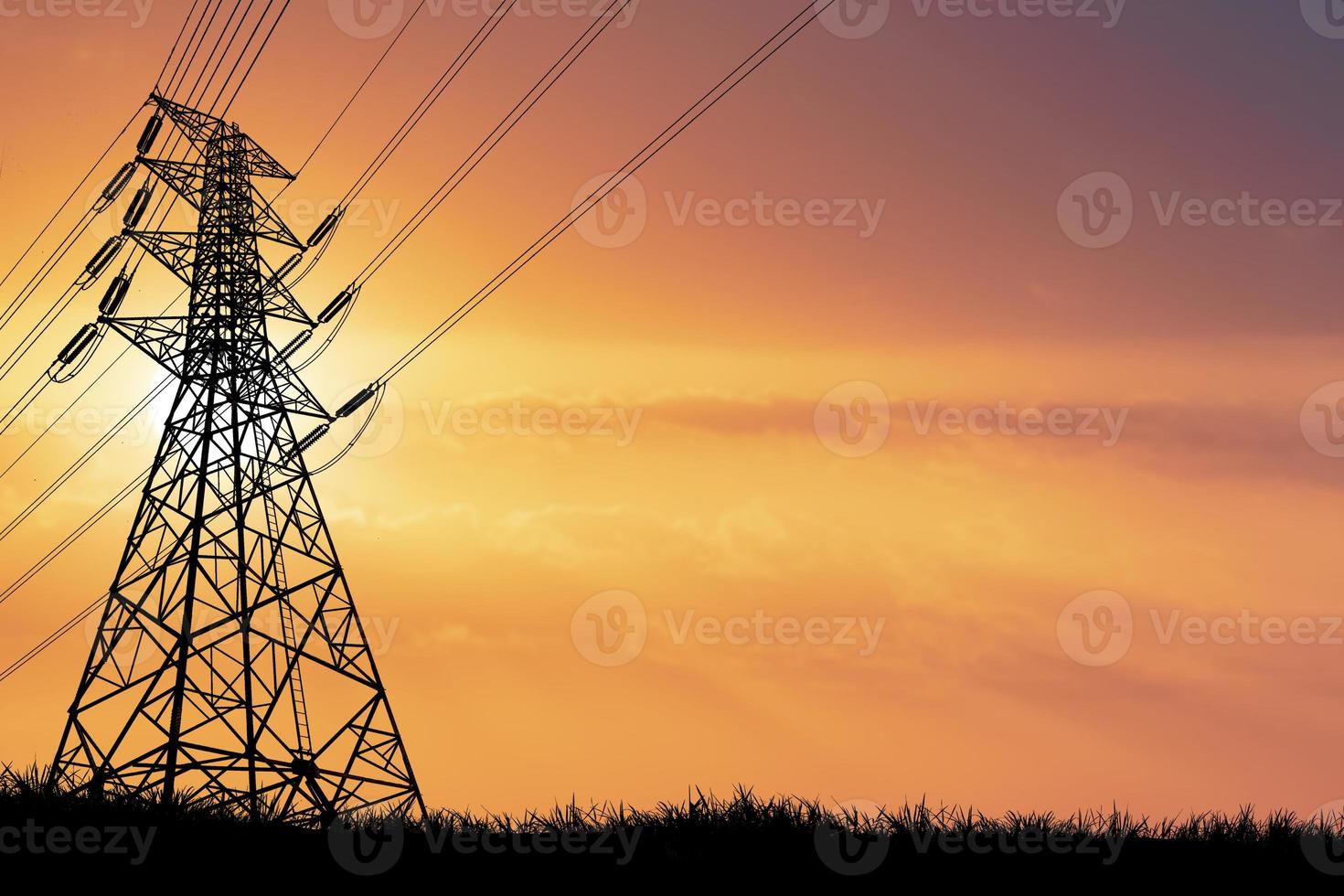 silueta de la estructura de las torres de transmisión de alto voltaje concepto de distribución de energía eléctrica rural foto