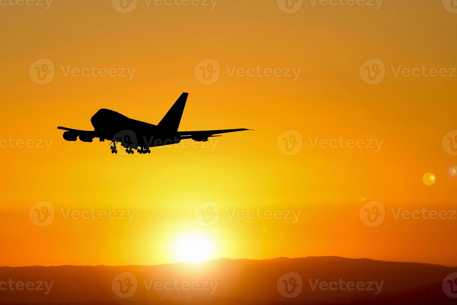 aviones de pasajeros despegando del aeropuerto. concepto de transporte y turismo foto