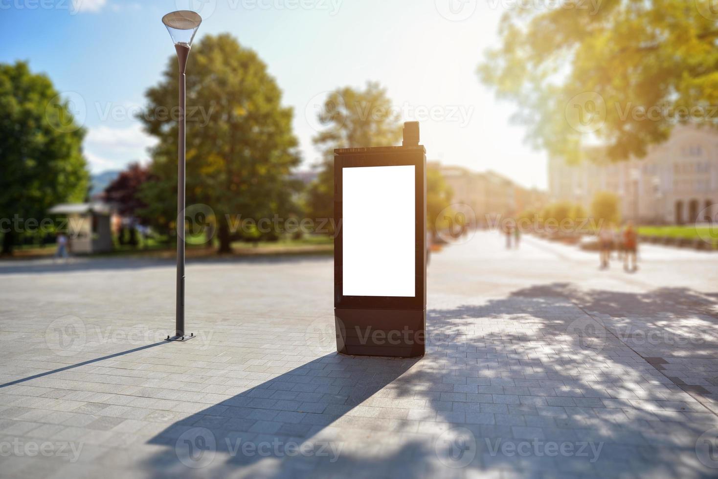 luz de la ciudad de la calle, maqueta de cartelera led. aislado en blanco para la presentación de diseño de carteles foto