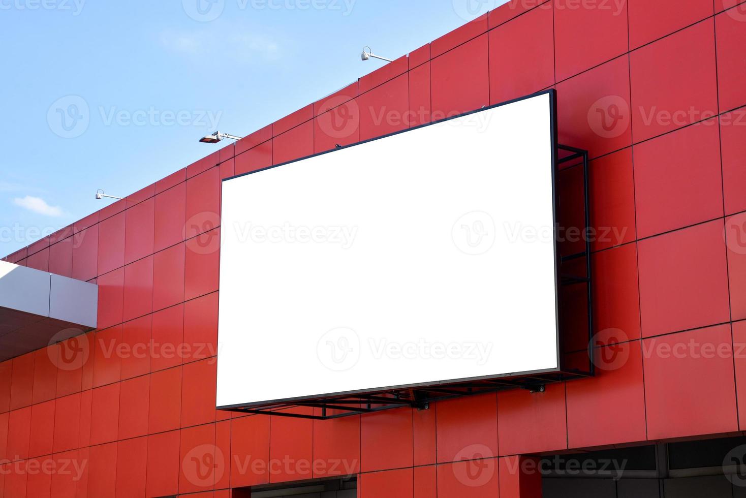 maqueta de publicidad de pantalla led. superficie de pantalla aislada en blanco para la promoción del diseño de anuncios en el centro comercial rojo foto