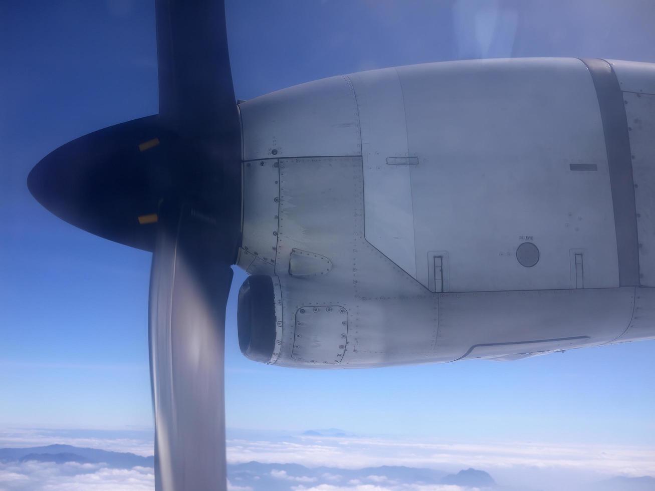 motor volador avión de doble hélice doble turbohélice volando en el cielo foto