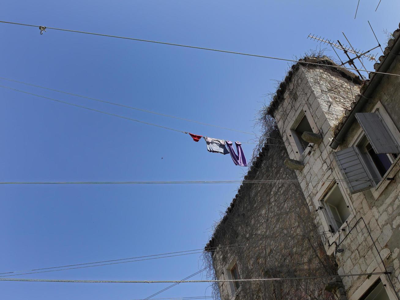 Secado de ropa colorida vida local al aire libre en Dubrovnik, Croacia foto