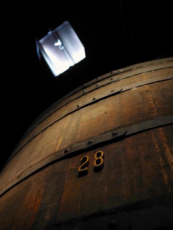 gran bodega de barriles de vino de madera dentro de la bodega almacenamiento vintage gaia, porto foto