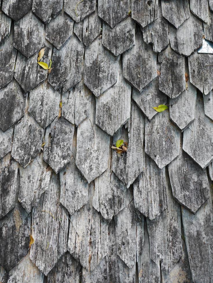 techo de tejas hecho a mano de madera de estilo antiguo color gris foto