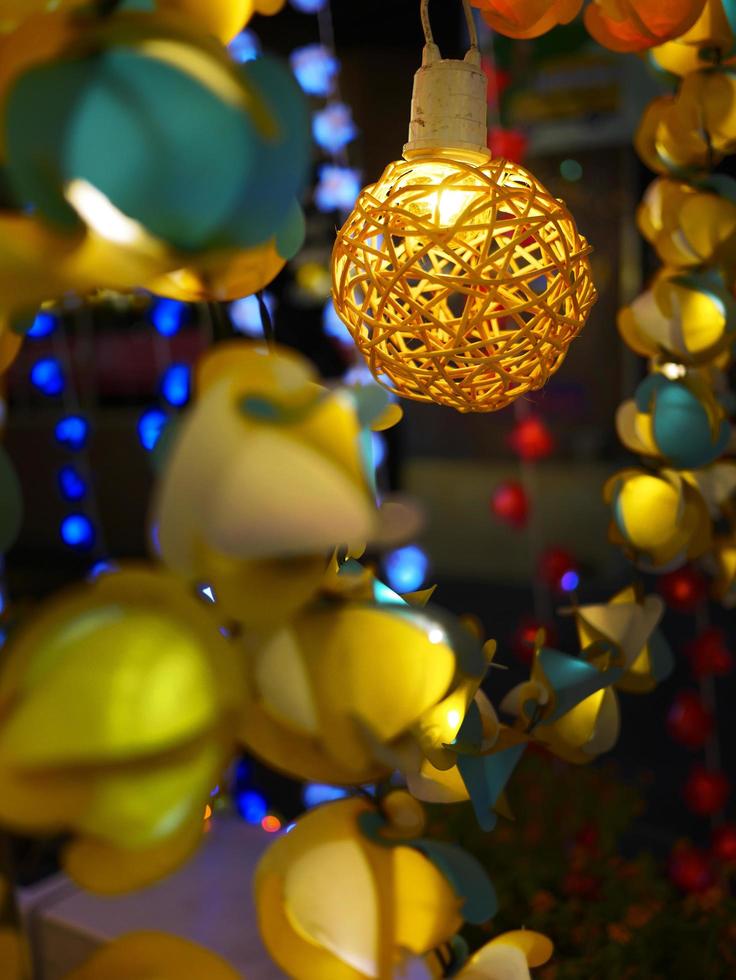 una lámpara colgante de tejido de bambú hecha a mano en el festivo en bangkok foto