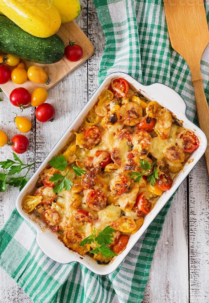 cazuela de verduras vegetariana con calabacín, champiñones y tomates cherry foto