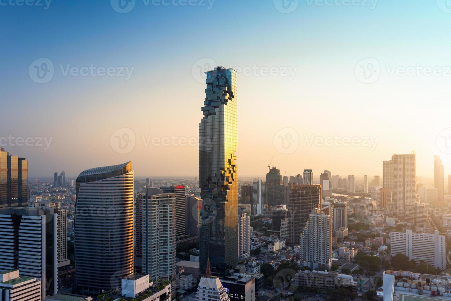 el horizonte de una gran ciudad llena de rascacielos en el distrito de negocios de bangkok con el cielo del atardecer foto