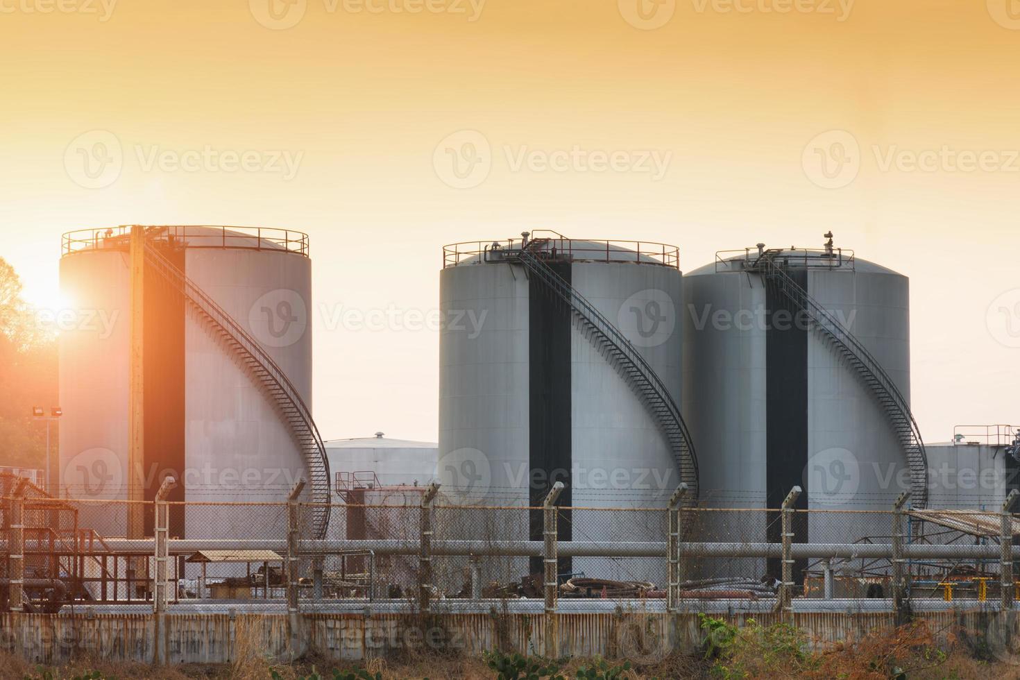 tanques de almacenamiento de gas natural foto