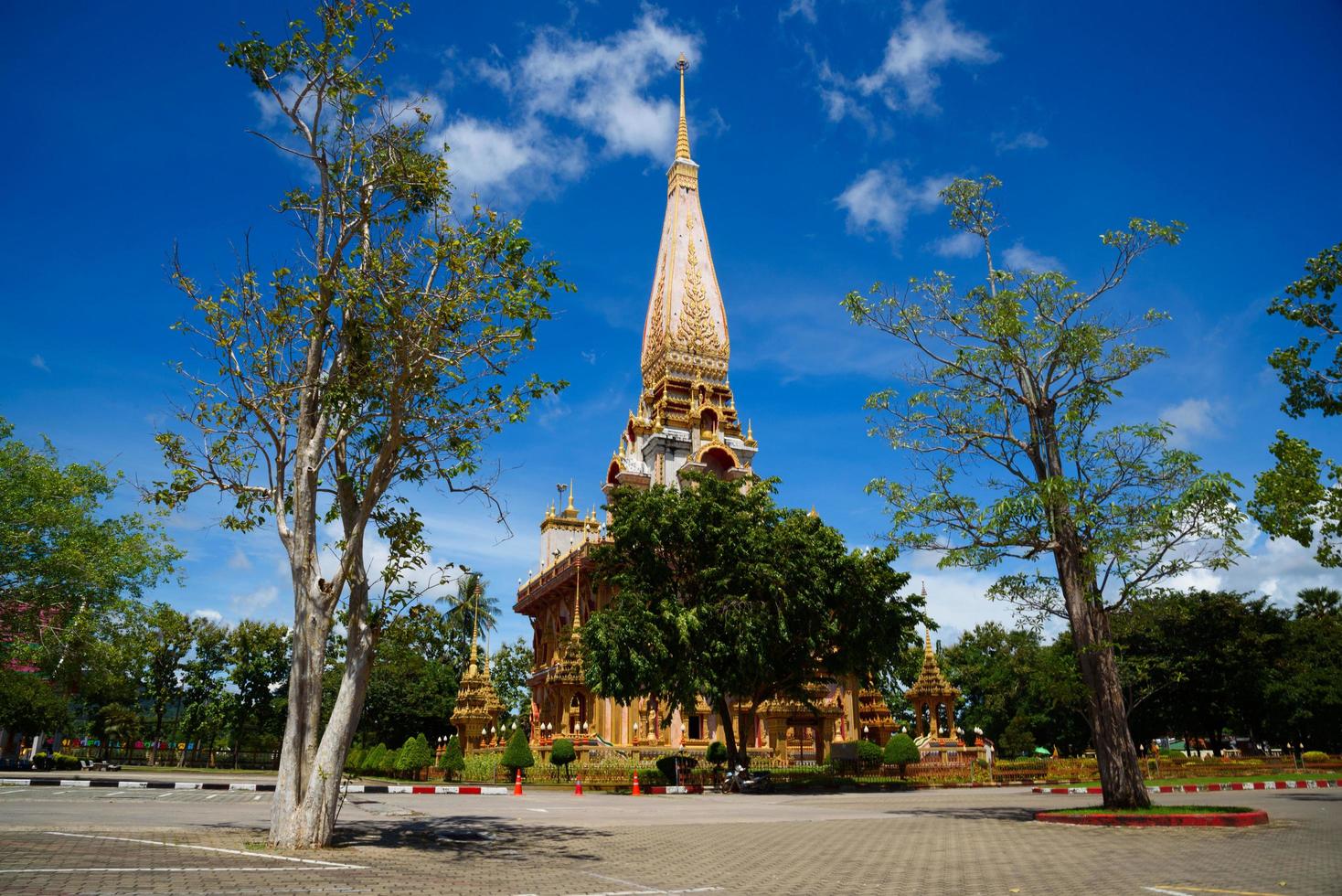 pagoda en el templo chalong, phuket sobre fondo de cielo azul foto