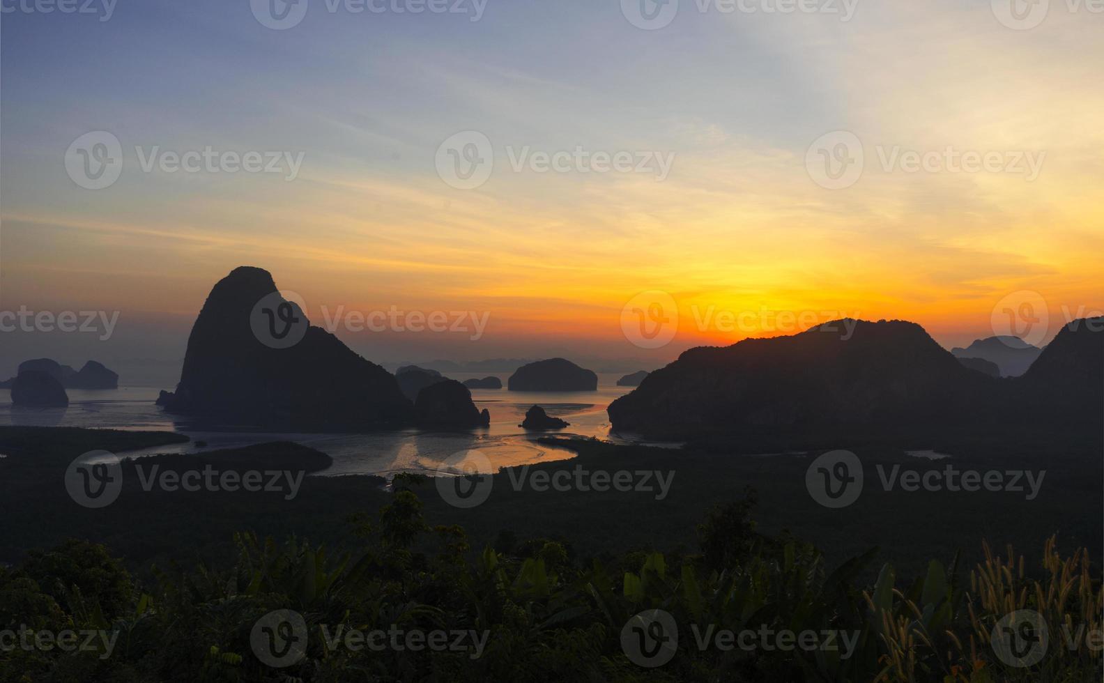 salida del sol de la bahía de phang-nga en el punto de vista de samet nang she foto