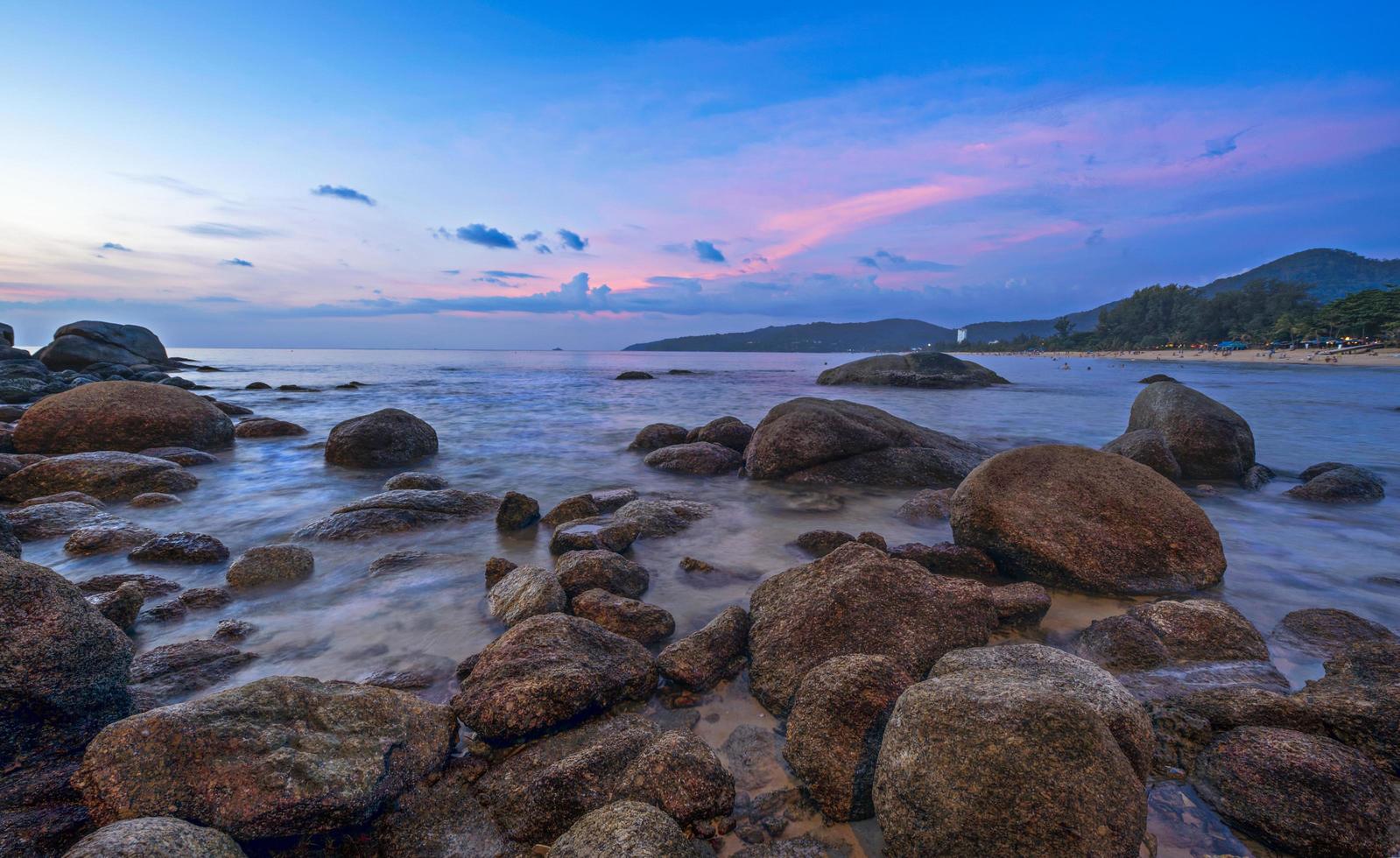 escena de la puesta de sol en la playa de karon, phuket, tailandia foto