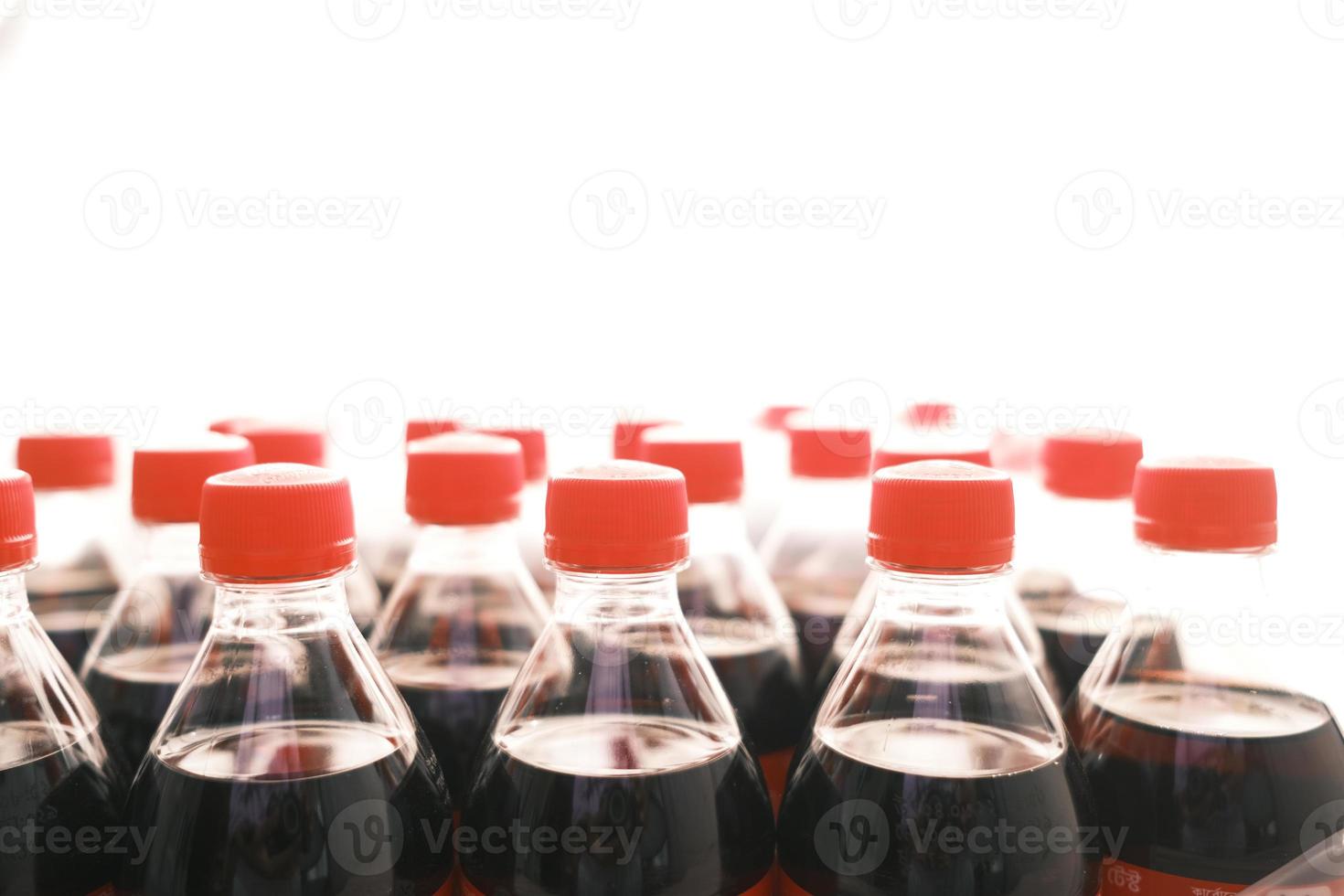 botellas de plástico de refresco en la mesa foto