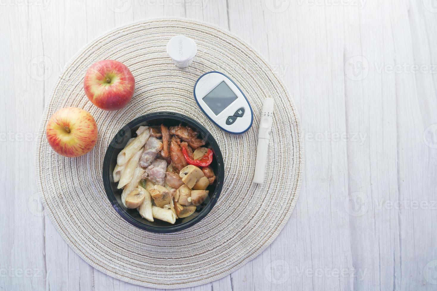 Herramientas de medición para diabéticos y alimentos saludables en la mesa. foto