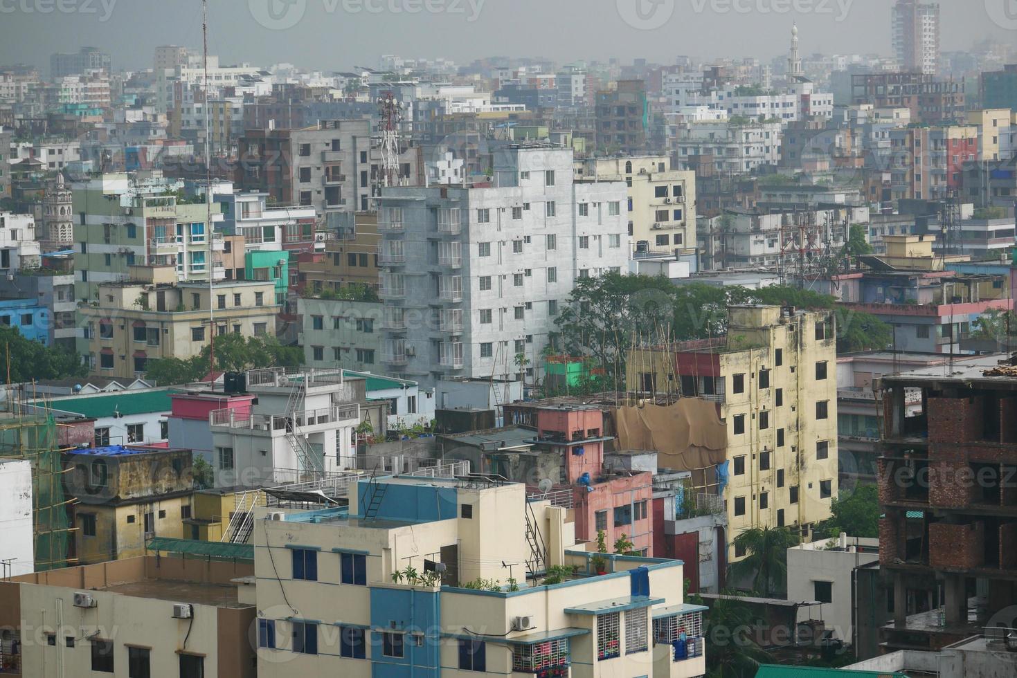 edificios de la ciudad de dhaka en un día soleado foto