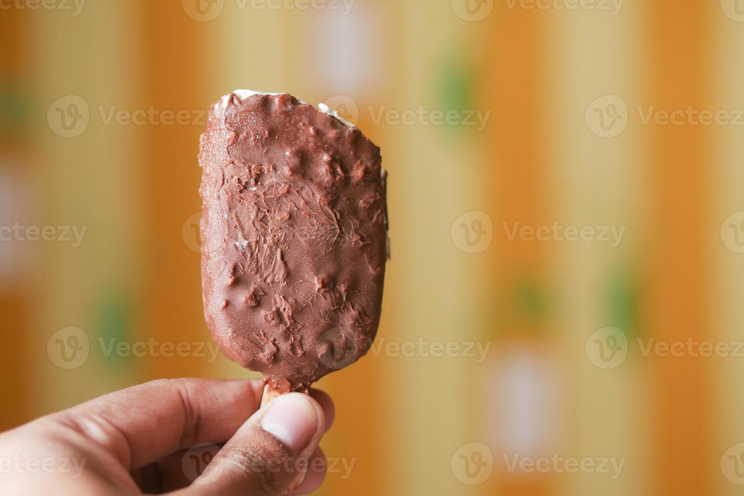 hombres jóvenes comiendo hielo con sabor a chocolate foto