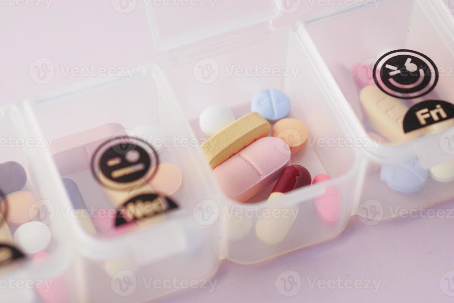 primer plano de pastillas médicas en una caja de pastillas en la mesa foto