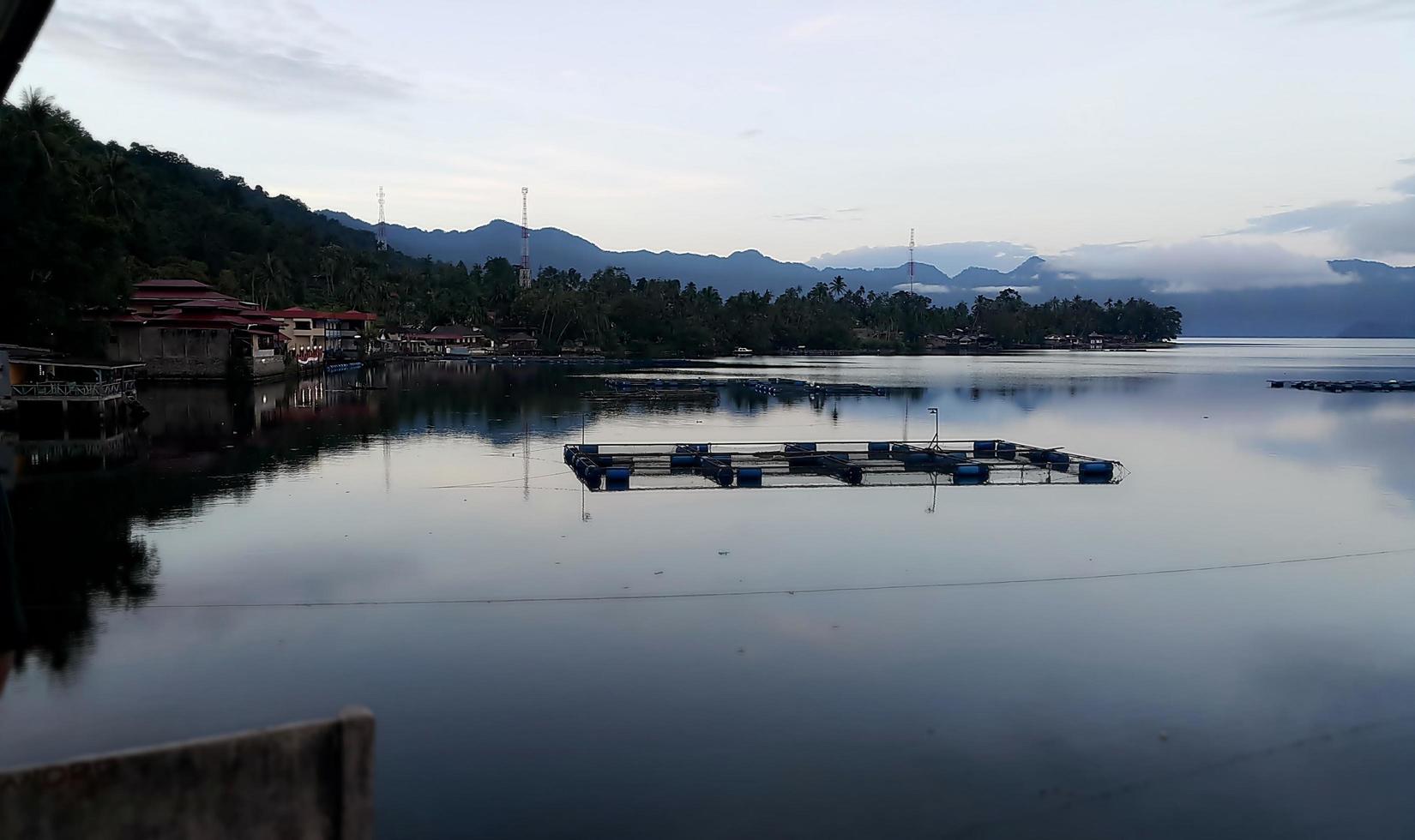 vista del lago en la noche foto