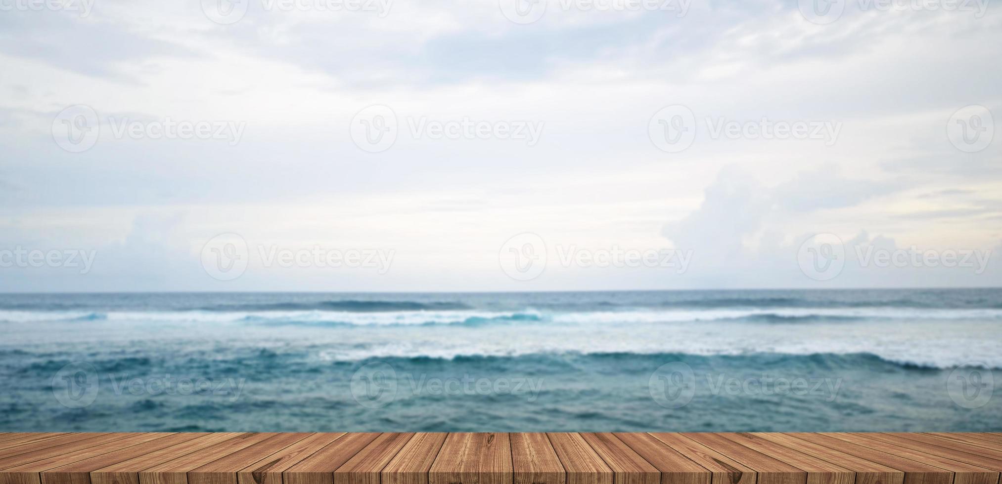 mesa de madera clara vacía con fondo borroso de paisaje foto