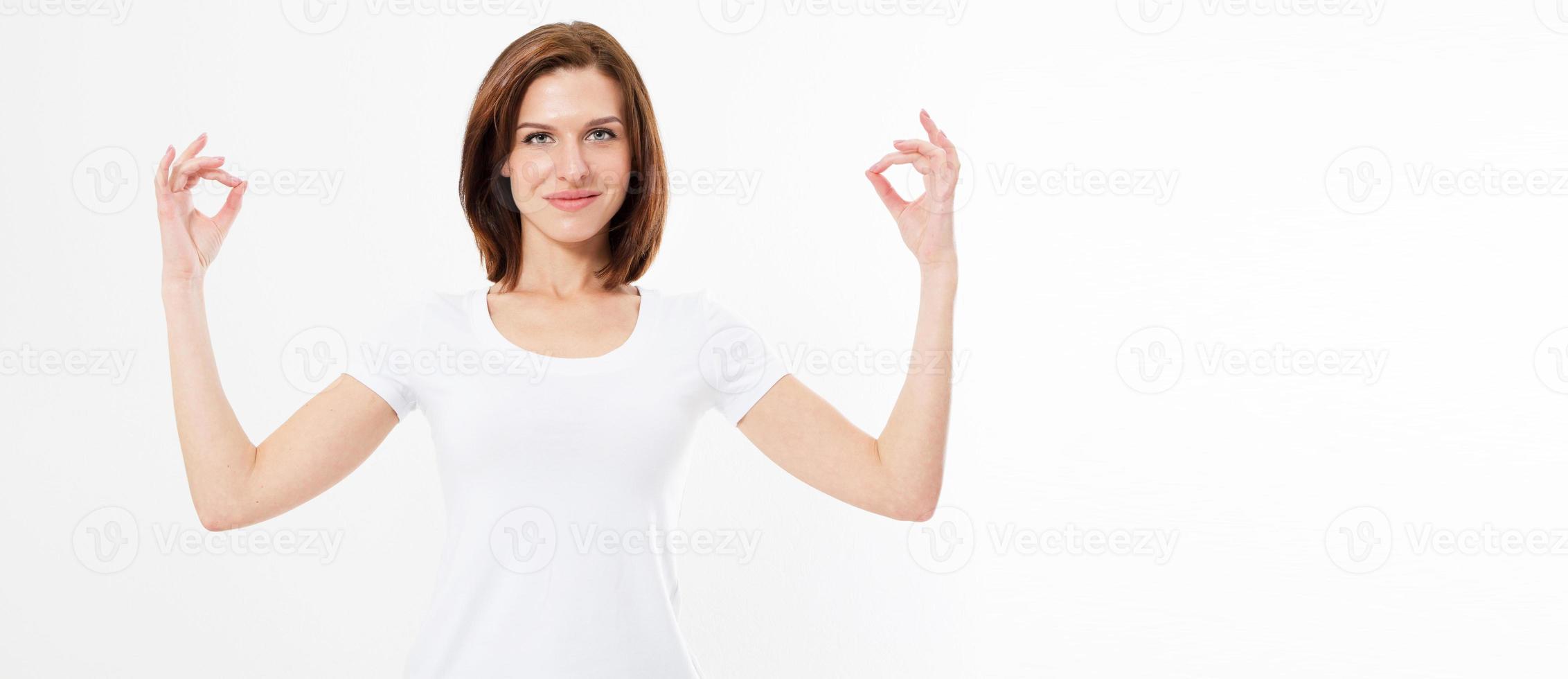 joven feliz relajándose en posición de yoga. aislado sobre fondo blanco, copie el espacio. ejercicio de mujer zen. foto