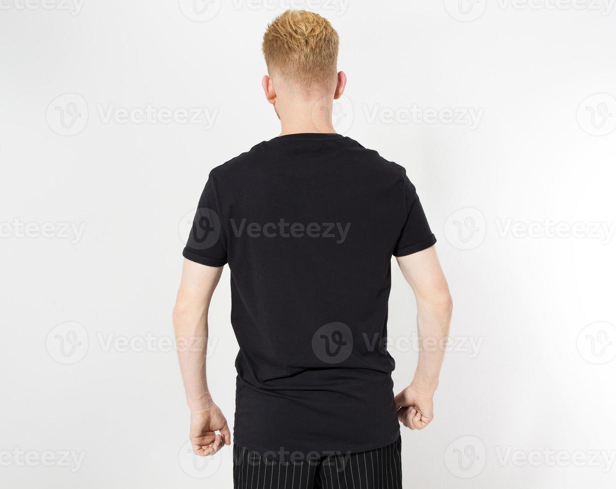 espacio de copia de vista trasera de camiseta negra aislado, hombre en vista trasera de camiseta foto