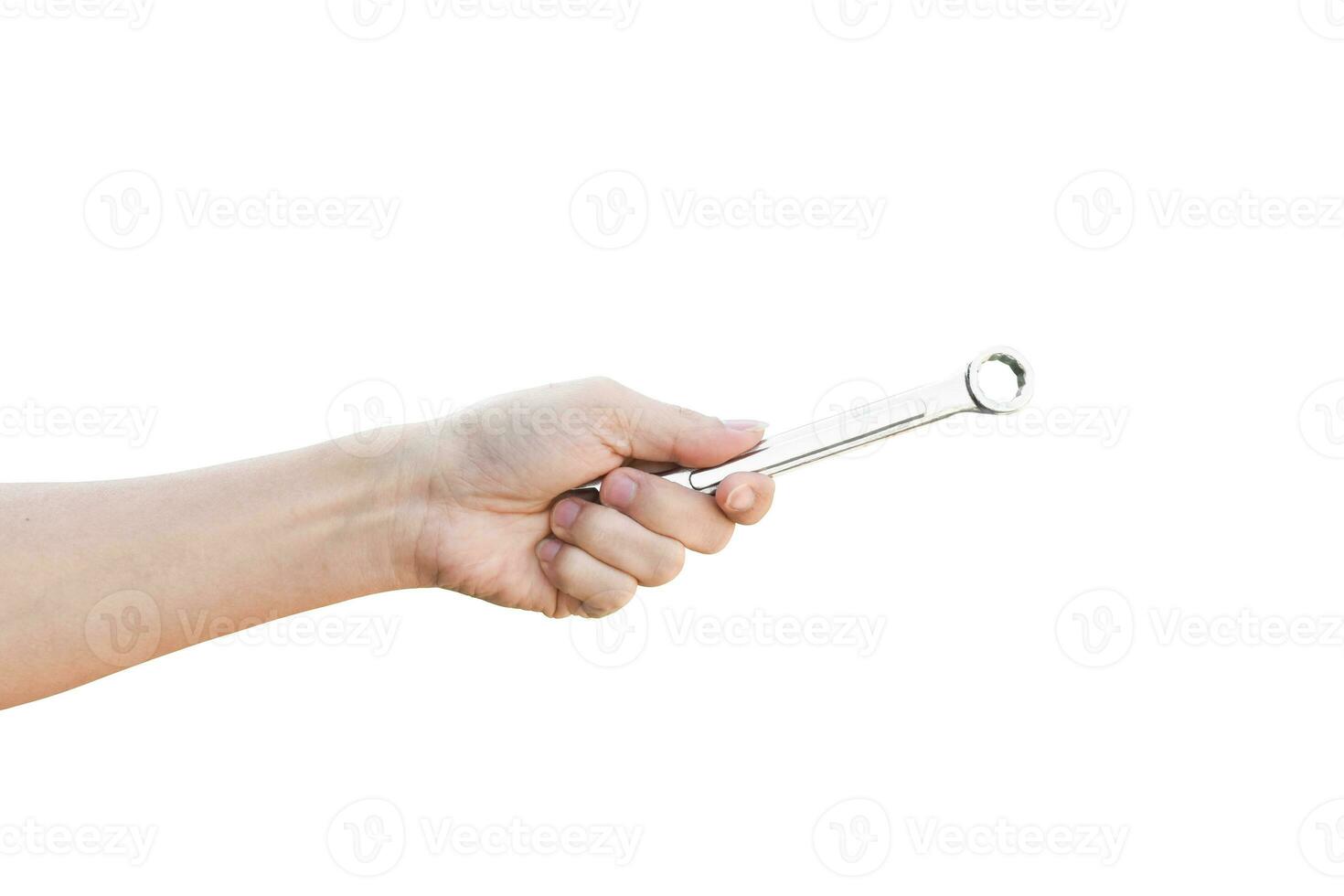 mano sosteniendo una llave aislada en un fondo blanco con un camino de recorte. foto