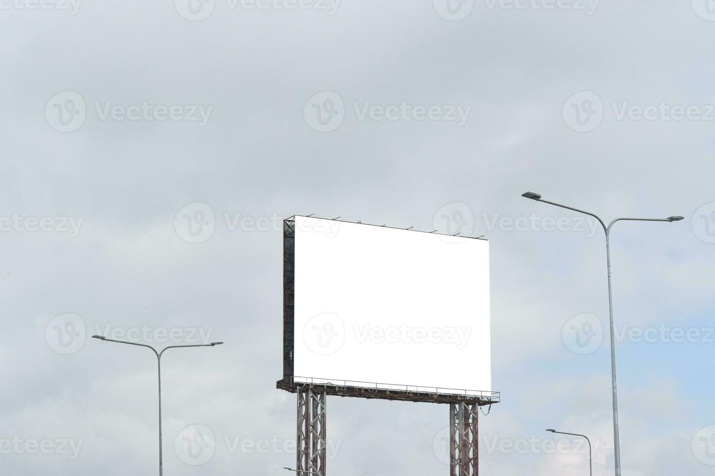 cartelera en blanco sobre fondo de cielo azul para afiches publicitarios al aire libre. foto