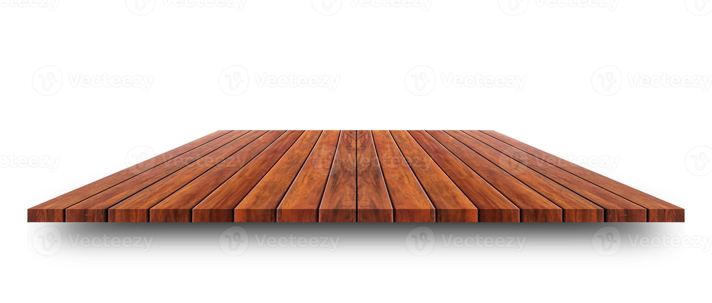 parte superior vacía de la mesa de madera o mostrador aislado sobre fondo blanco. para exhibición o diseño de productos foto