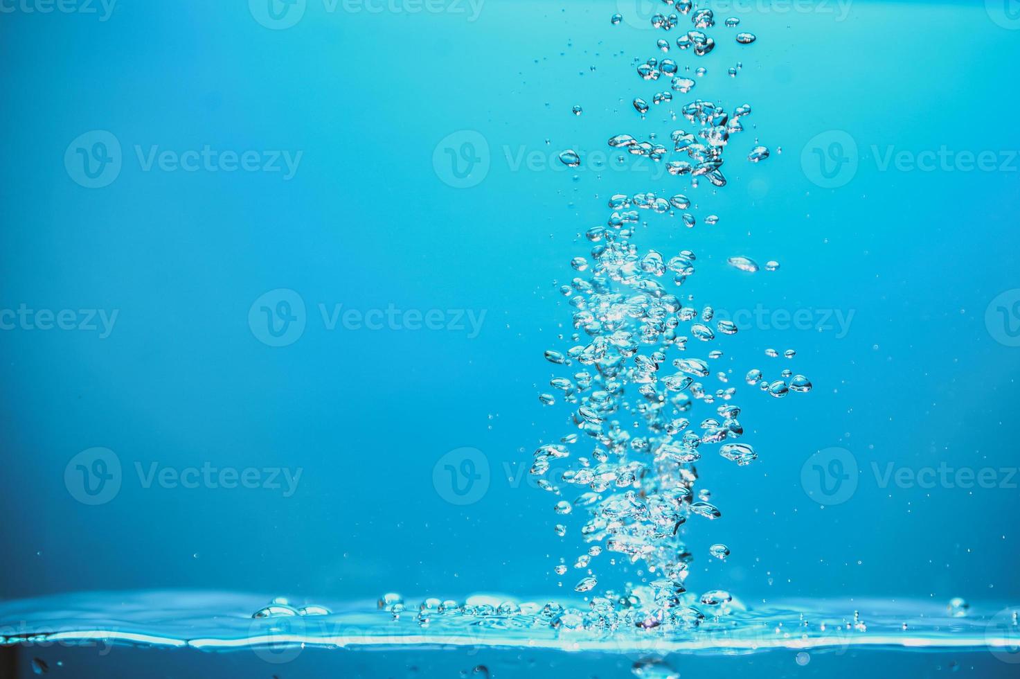 imagen de fondo abstracto de burbujas en el agua azul. foto