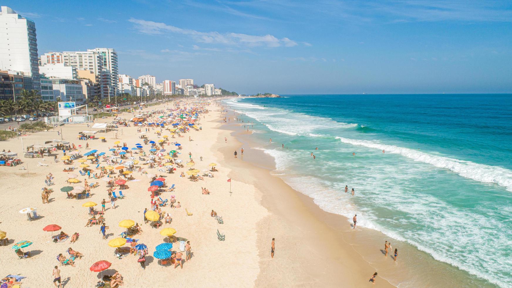 río de janeiro, mayo de 2019 - imagen aérea de la playa de ipanema foto