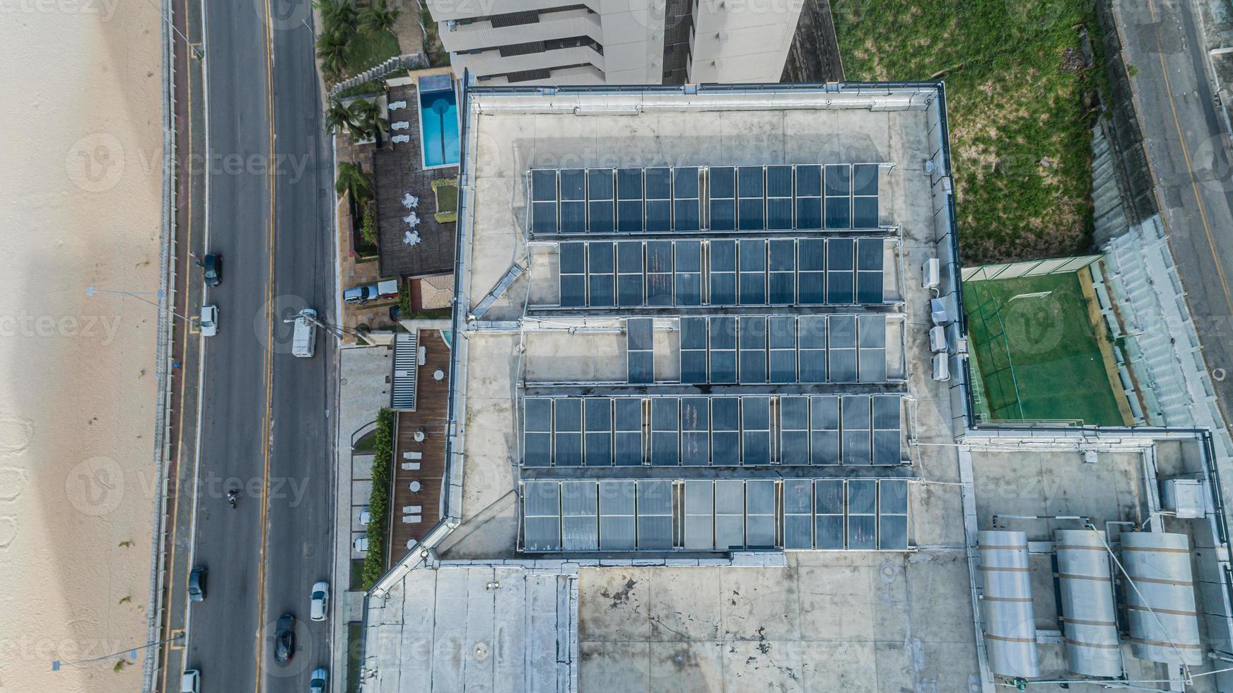 Sistema de calentamiento de agua con energía solar térmica. colectores de calor solar. energía solar. Calentamiento de agua por el sol. paneles soleados. consumo de recursos respetuoso con el medio ambiente. mantenimiento de piscinas. foto