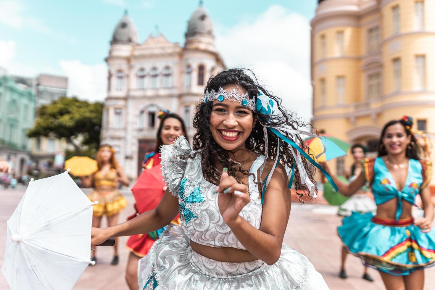 recife, pernambuco, brasil, abril de 2022 - bailarines frevo en el carnaval callejero foto