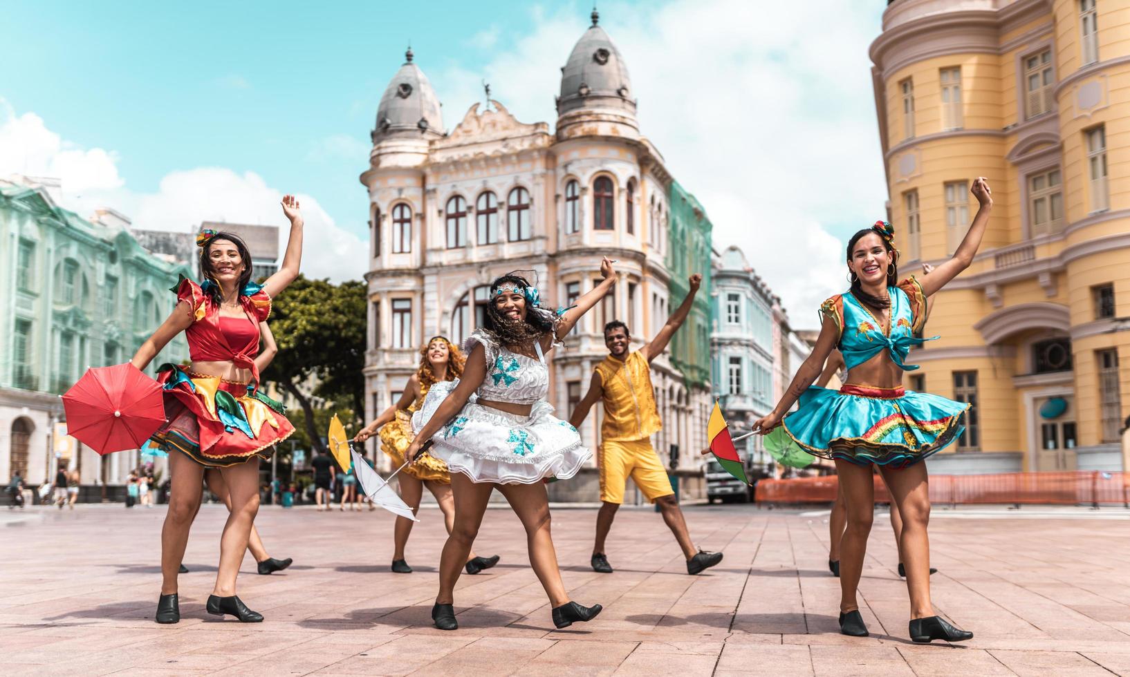 recife, pernambuco, brasil, abril de 2022 - bailarines frevo en el carnaval callejero foto