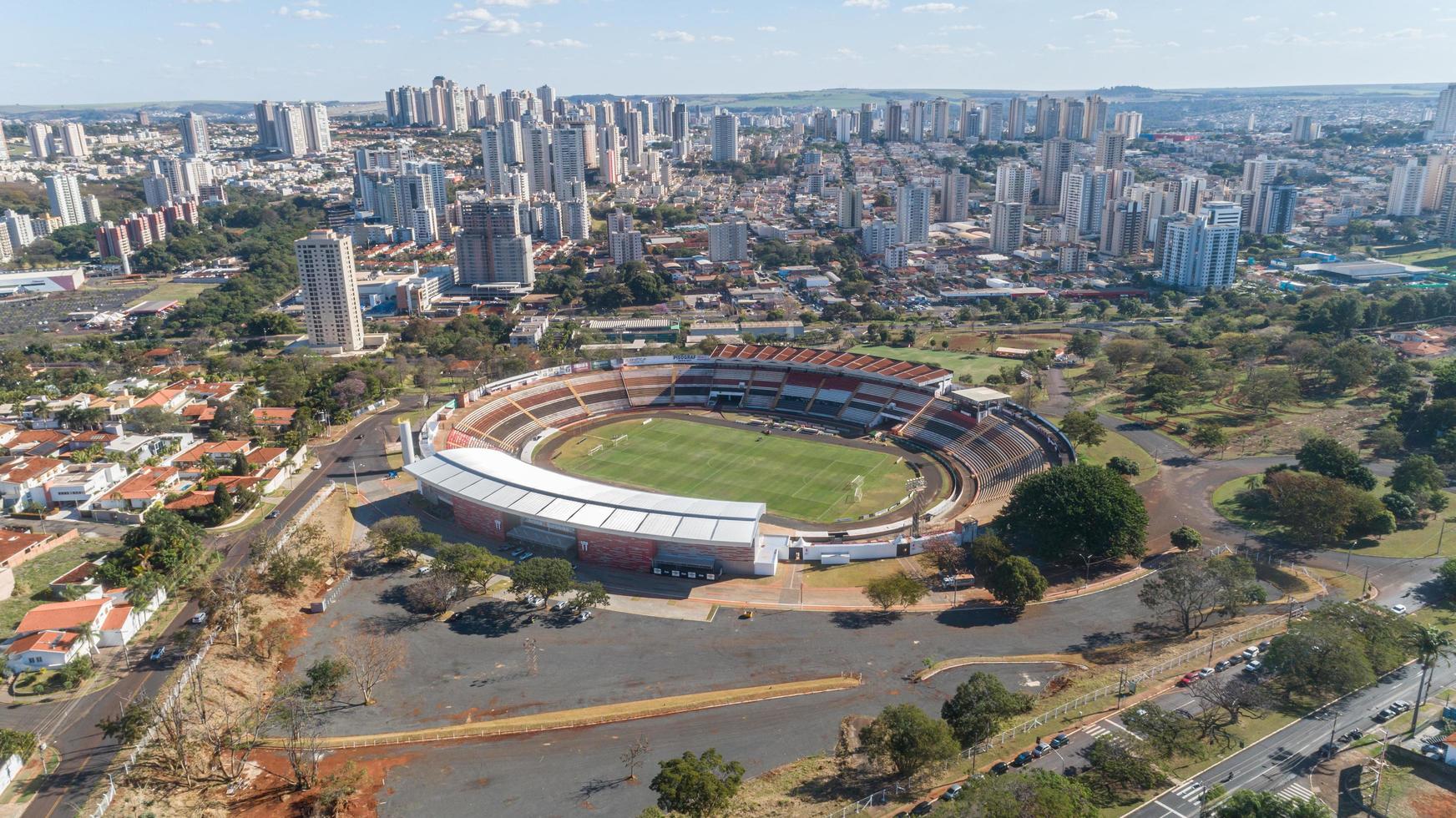 cumbuco, ceara, brasil sep 2019 - vista aérea del estadio plácido castelo foto