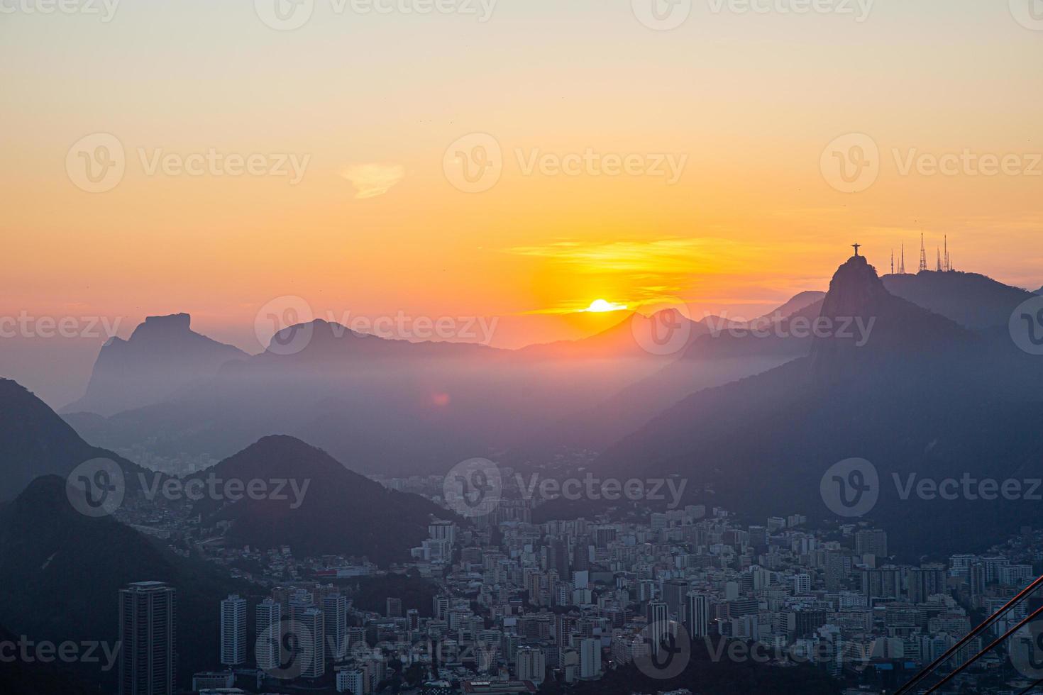 vista del pan de azúcar, el corcovado y la bahía de guanabara, río de janeiro, brasil foto