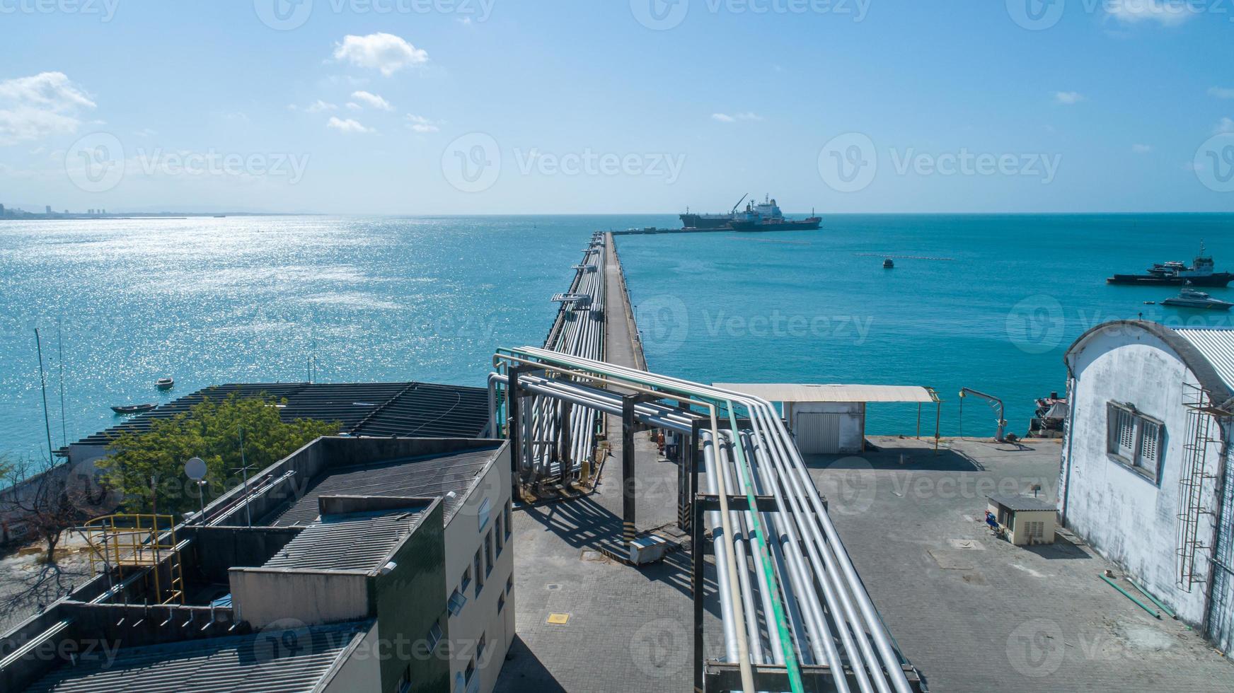 Industria de petróleo y gas. tuberías tubo de acero de aceite en grupo. vista aérea. foto