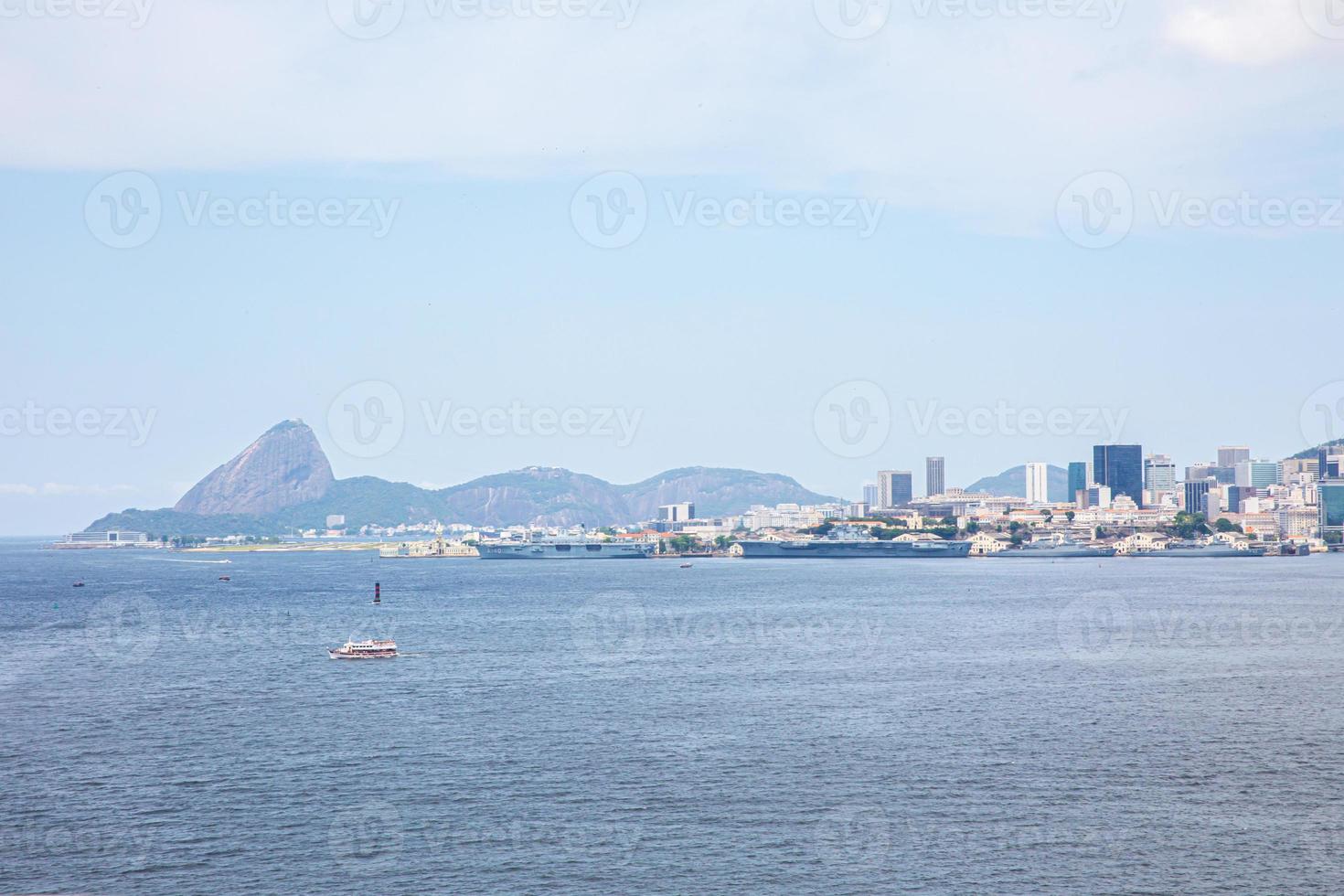 vista aérea del pan de azúcar, el corcovado y la bahía de guanabara, río de janeiro, brasil foto