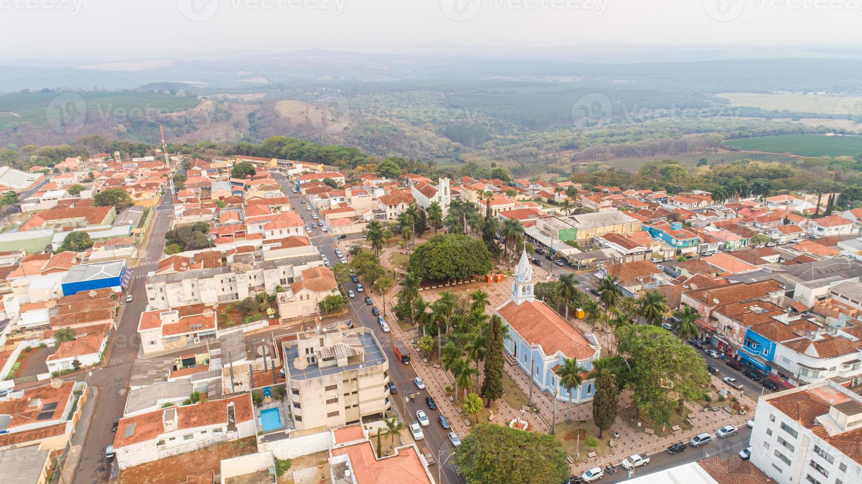 imagen aérea durante el día de la ciudad de altinopolis foto