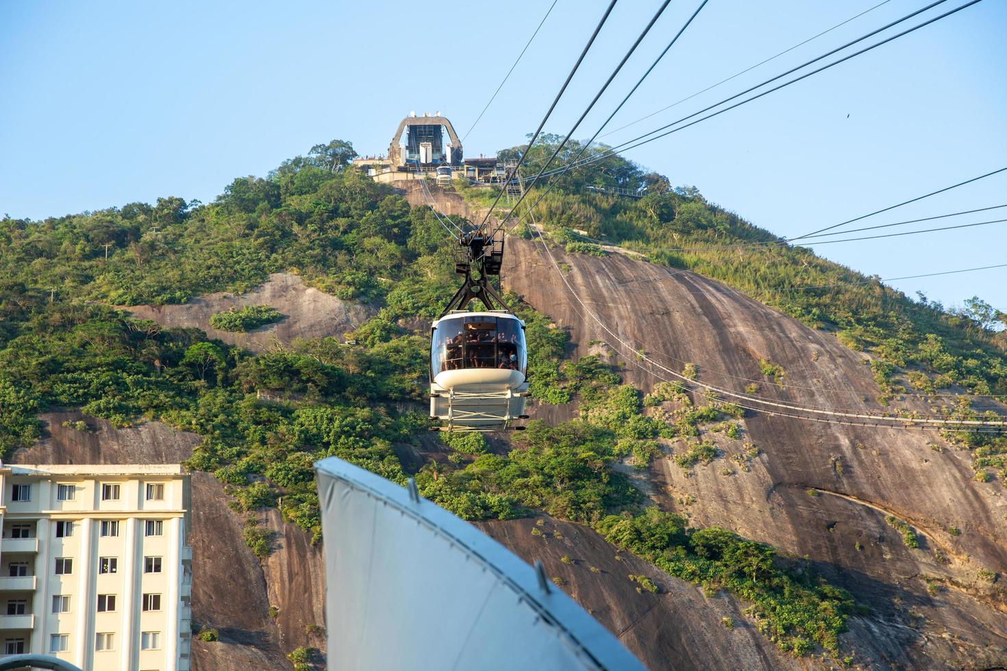 río de janeiro, brasil, octubre de 2019 - teleférico en la montaña del pan de azúcar, vista del paisaje urbano de río y teleférico del pan de azúcar. foto