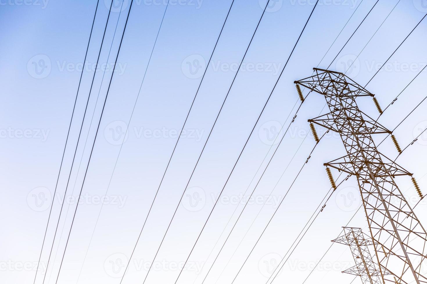 torres de línea eléctrica y cielo foto