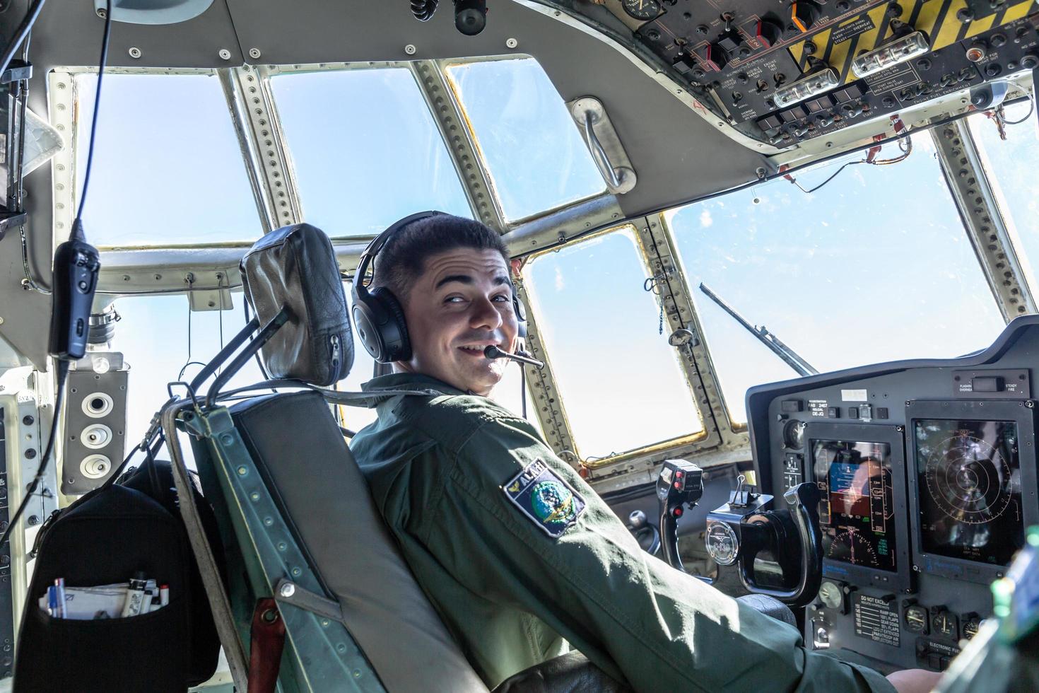 bahia, brasil, mayo de 2019 - interior del avión hercules c-130 foto